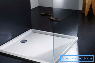 Akrilne pladnje za tuš kabine 90x90 so v zadnjem času precej priljubljene.