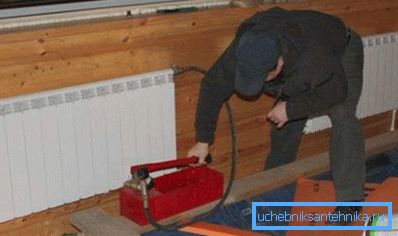 Napravo lahko priključite prek pipa Mayevsky do radiatorja. Napravo lahko priključite prek pipa Mayevsky do radiatorja.