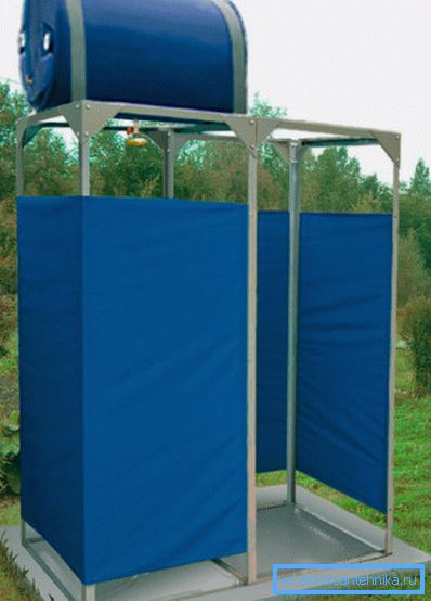Avtonomni tuš za dajanje na jeklenem okvirju. Avtonomni tuš za dajanje na jeklenem okvirju.