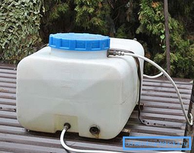 Tank na strehi poletnega prha. Tank na strehi poletnega prha.