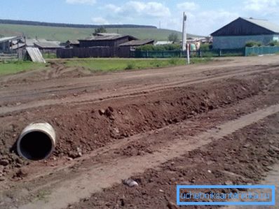 Betonska struktura na kmetijskem območju