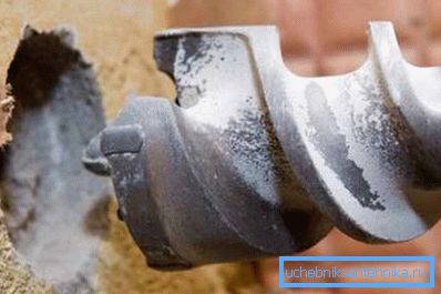 Betonske stene se najbolje izvrtajo s posebnim orodjem za vrtanje ali diamantom. Betonske stene se najbolje izvrtajo s posebnim orodjem za vrtanje ali diamantom.