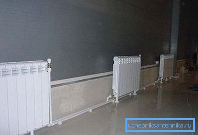 Seveda se skozi hladilnik vzdolž radiatorjev hladi. Seveda se skozi hladilnik vzdolž radiatorjev hladi.
