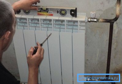 Bimetalni radiator na fotografiji je nameščen na jekleni podlagi. Bimetalni radiator na fotografiji je nameščen na jekleni podlagi.