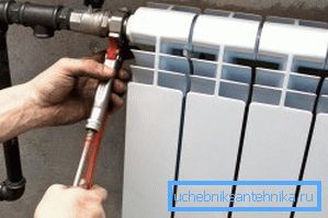 Bimetalni radiator, ki je primeren za namestitev v apartmajih s sistemom centralnega ogrevanja
