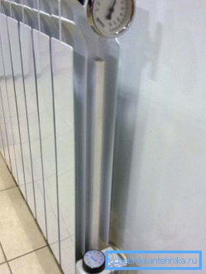 Bimetalni radiator z električnim grelnim elementom Bimetalni radiator z električnim grelnim elementom