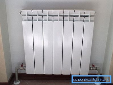 Bimetalni radiator s spodnjo povezavo v notranjosti prostora. Bimetalni radiator s spodnjo povezavo v notranjosti prostora.