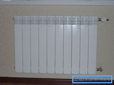 Bimetalni radiator ne izgleda nič kot aluminij, znotraj pa je okvir jeklenih cevi. Bimetalni radiator ne izgleda nič kot aluminij, znotraj pa je okvir jeklenih cevi.