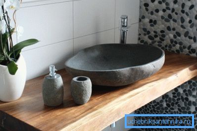 Plemenita kombinacija materialov iz masivnega lesa in naravnega kamna. Plemenita kombinacija materialov iz masivnega lesa in naravnega kamna.