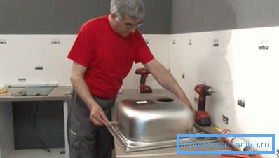 Na vrh so nameščeni cenejši ponori iz nerjavečega jekla. Na vrh so nameščeni cenejši ponori iz nerjavečega jekla.