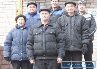 Ekipa ključavničarjev in obrtnikov je pripravljena iti. Ekipa ključavničarjev in obrtnikov je pripravljena iti.