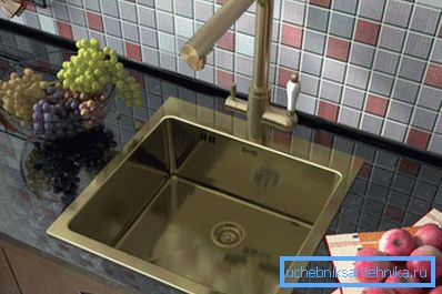 Bronasti umivalnik za kuhinjo - znak trdnosti Bronasti umivalnik za kuhinjo - znak trdnosti