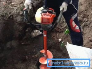 Stroj za vrtanje z bencinskim motorjem. Stroj za vrtanje z bencinskim motorjem.