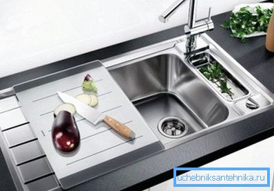 Skleda z naseljencem in platformo. Skleda z naseljencem in platformo.