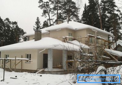 Zasebna hiša odvaja toploto skozi vse zaprto strukturo. Zasebna hiša odvaja toploto skozi vse zaprto strukturo.