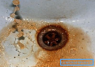 Da bi razumeli vzrok onesnaženja, je potrebno pregledati tudi umivalnik in odtok, kjer gre voda, ki teče iz pipe. Da bi razumeli vzrok onesnaženja, je potrebno pregledati tudi umivalnik in odtok, kjer gre voda, ki teče iz pipe.