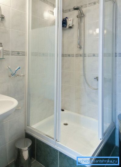 Palice iz litega železa so najpogosteje nameščene na podstavek ali nišo Palice iz litega železa so najpogosteje nameščene na podstavek ali nišo