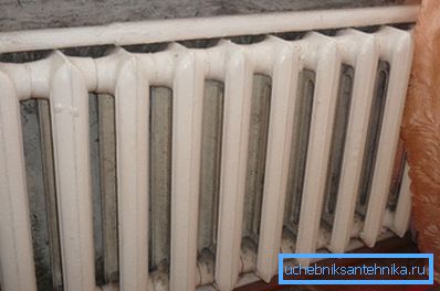 Radiatorji iz litega železa, čeprav okorni, so zelo učinkoviti za majhne prostore.