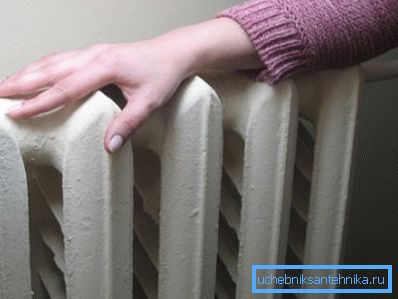 Litoželezni radiatorji imajo največjo toplotno kapaciteto in toplotno vztrajnost. Litoželezni radiatorji imajo največjo toplotno kapaciteto in toplotno vztrajnost.
