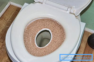 Na plastiko naredimo majhno luknjo. Na plastiko naredimo majhno luknjo.