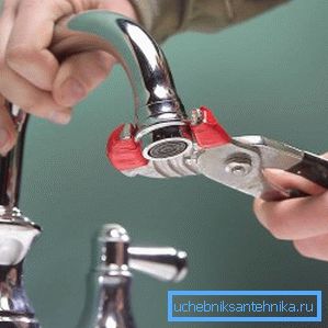 Odstranitev aeratorja za čiščenje Odstranitev aeratorja za čiščenje
