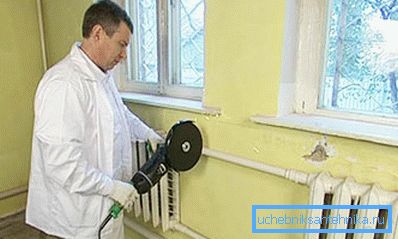 Odstranitev starega radiatorja s pomočjo Odstranitev starega radiatorja s pomočjo