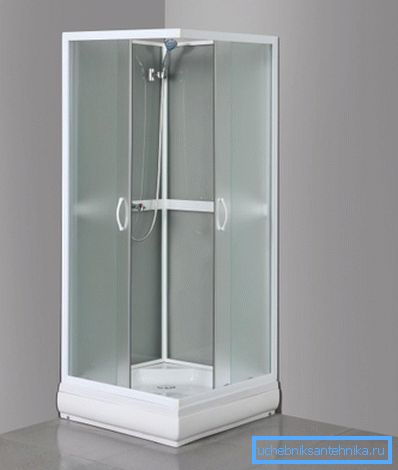 Poceni pokrovi brez tuša imajo minimalne funkcije.