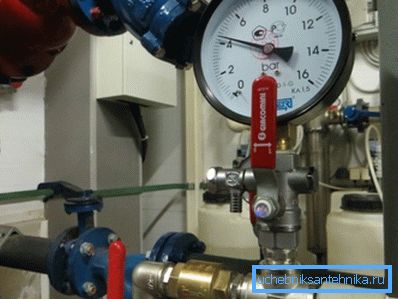 Za uravnavanje tlaka je mogoče namestiti manometer. Za uravnavanje tlaka je mogoče namestiti manometer.