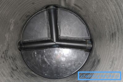 Za spremljanje stanja zunanje kanalizacije se uporablja luknja.