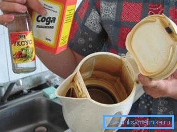 Za čiščenje cevi s kisom in soda bo potrebna tudi vrela voda