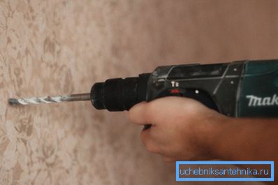 Za izdelavo lukenj v steni je bolje uporabiti udarec Za izdelavo lukenj v steni je bolje uporabiti udarec