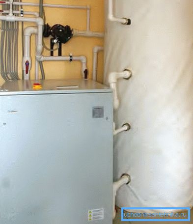 Za stabilizacijo temperature tekoče vode se lahko uporabi akumulator toplote.
