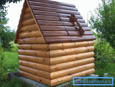 Hiša in vdolbina. Kombinacija kovine (streha valovite plošče) in lesa (stene zaobljenih hlodov) Hiša in vdolbina. Kombinacija kovine (streha valovite plošče) in lesa (stene zaobljenih hlodov)