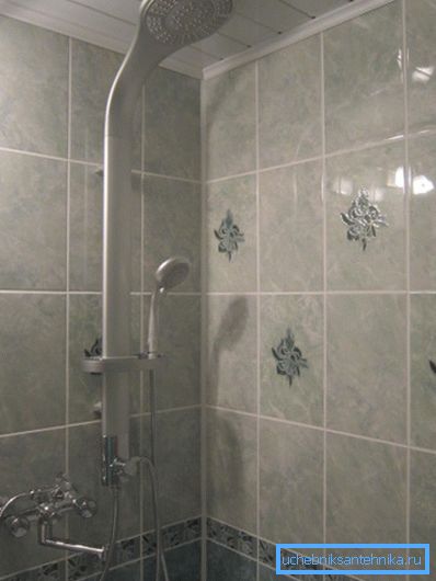 Tuš sistem z deževno prho in mešalnik v apartmaju Tuš sistem z deževno prho in mešalnik v apartmaju