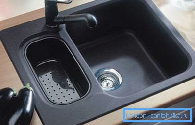 Dvojni umivalnik iz umetnega granita