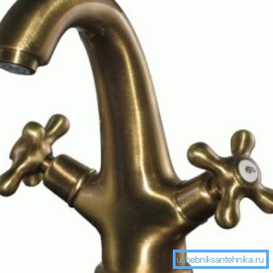 Dva ventilskega ventila na umivalniku. Dva ventilskega ventila na umivalniku.