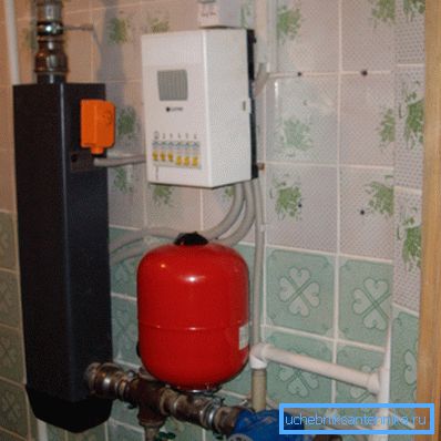 Električni kotli so skoraj vedno stenska oprema in so hkrati najmanjša. Električni kotli so skoraj vedno stenska oprema in so hkrati najmanjša.