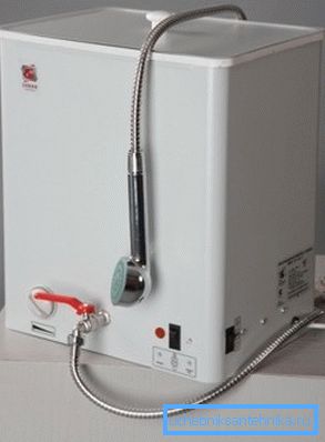 Električni bojler za tuš EVBO-20/1, 25-1 lahko deluje tako iz omrežja kot iz vgrajene baterije Električni bojler za tuš EVBO-20/1, 25-1 lahko deluje tako iz omrežja kot iz vgrajene baterije