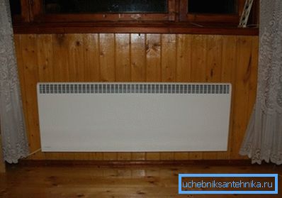 Električni konvektor v notranjosti koče