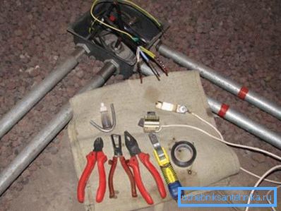Če obstaja nevarnost, da bodo napadli kabel, ga je bolje izključiti vnaprej. Če obstaja nevarnost, da bodo napadli kabel, ga je bolje izključiti vnaprej.