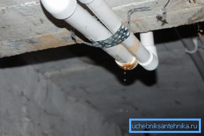 Če cevi tečejo zunaj apartmaja, jih je treba popraviti z javnimi službami, brez dodatnih stroškov. Če cevi tečejo zunaj apartmaja, jih je treba popraviti z javnimi službami, brez dodatnih stroškov.