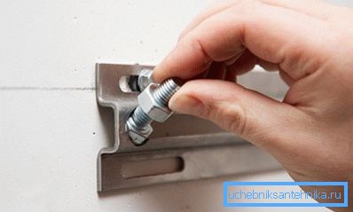 Če imate nosilec v obliki plošče, ga ne pozabite postaviti na ravni v vodoravni ravnini Če imate nosilec v obliki plošče, ga ne pozabite postaviti na ravni v vodoravni ravnini