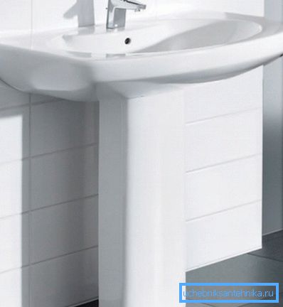 Porcelan umivalnik s podstavkom. Porcelan umivalnik s podstavkom.