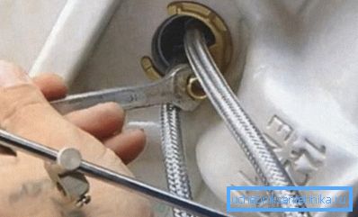 Pritrditev naprave z zatičem in matrico Pritrditev naprave z zatičem in matrico