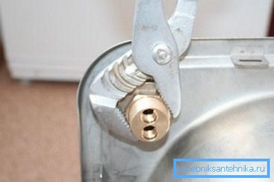 Pritrjeno iz notranjosti vpenjalne matice Pritrjeno iz notranjosti vpenjalne matice