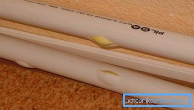 Fotografija deformiranih cevi iz polipropilena zaradi visoke temperature