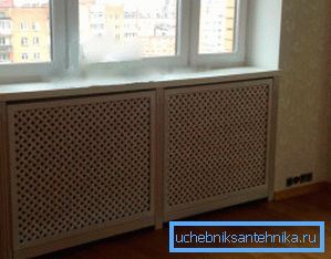 Fotografija lesenih zaslonov, ki obsegajo radiatorje