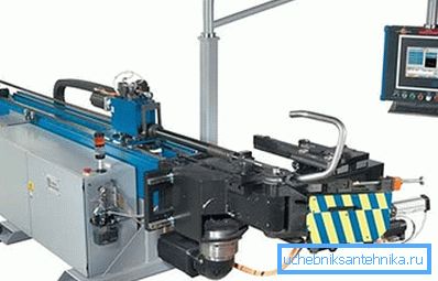 Fotografija mandrelskega benderja s programskim nadzorom Fotografija mandrelskega benderja s programskim nadzorom