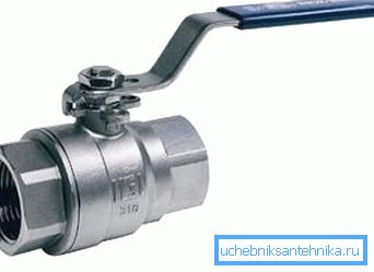 Fotografija žerjava, nameščenega na ogrevalnem radiatorju Fotografija žerjava, nameščenega na ogrevalnem radiatorju