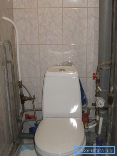 Foto ožičenje v stranišču. Foto ožičenje v stranišču.